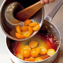 きんかんは皮がやわらかくなり、カラメルの味がしみるまで煮る。皮がかたいと舌ざわりが悪いのでしっかり煮て。