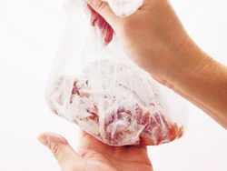 ポリ袋で豚肉に片栗粉をまぶすと、手が汚れない。片栗粉には、カリカリ感をキープする効果も。