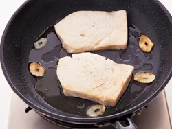 オリーブ油ににんにくの香りを移してから、かじきを焼く。焼き過ぎるとパサつくので注意して。