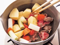 肉と野菜を一緒に炒めて、素材のうまみを引き出してから煮る。