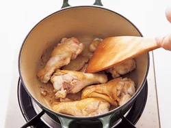 手羽元は煮る前に焼きつけることで、うまみが流れ出たり、煮くずれするのを防ぐ。