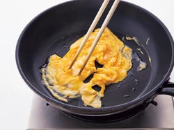 卵は戻し入れたときにも火が入るので、半熟状で取り出し、ふんわり感を残す。
