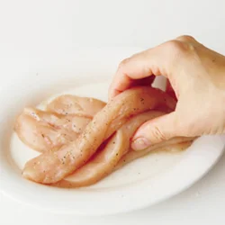 とりささ身は酒や塩などをもみ込んで電子レンジ加熱。味が中まで入るうえ、酒効果でふっくら。