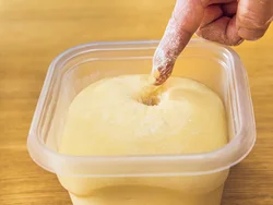 ふくらみ具合を弾力で確かめる場合は、粉をつけた指を入れてみて、へこみが戻らなければOK。すぐに生地が戻ってしまう場合は、さらに時間をおいて。保存容器に印をつけておくのも分かりやすい。