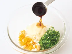 ポン酢じょうゆを加えて和風味のタルタルソースに。程よい酸味で味がしまる。