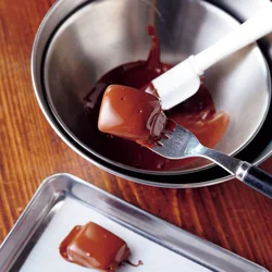 フォークですくってボウルの上で少しキープし、余分なチョコを落として薄づきにする。