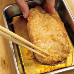 揚げたての豚肉に甘酢をからめてチキン南蛮風に仕立てる