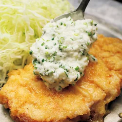 薬味野菜にマヨネーズを合わせた、さっぱりとしたタルタルを添える