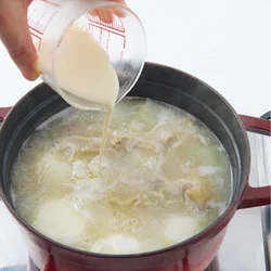 豆乳は加熱し過ぎると固まって口当たりが悪くなるので、最後に加え、温まったら火を止める。