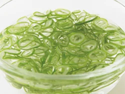 ねぎは辛みが強い野菜。白い部分も青い部分も、薬味など生で食べる場合は水にさらして辛みを程よく抜いておくと食べやすい。