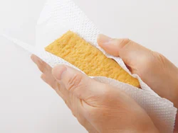 厚揚げは余分な油をペーパータオルで拭き取ると油臭さが除ける。油をひかずに焼いてＯＫ。