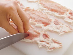 筋切りをすることで、肉の焼き縮みを防いで均一に火が入り、仕上がりもきれいになる。