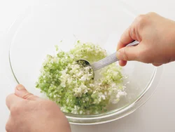 ねぎは生だが、調味料とあえるので水にさらさなくてＯＫ。最初に混ぜておき、味をなじませて。