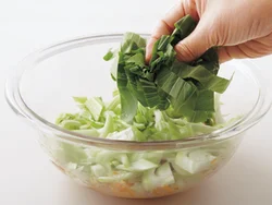 火が通りにくいとり肉とにんじんを下に。火が通りやすいチンゲンサイの葉はいちばん上にのせて。