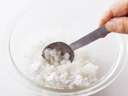 塩もみした大根に、肉だねのつなぎとなる片栗粉をまぶす。小麦粉を使うよりも弾力が出る。