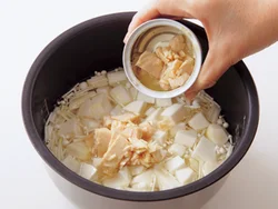ツナ缶を缶汁ごと使うと、だしなどを入れなくてもいい味が出る。調味料も少なくてすむ。