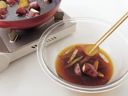 揚がったものから、どんどんたれに漬け込む。油が汚れにくい野菜を揚げたあと、肉を揚げて。