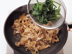 合わせ調味料は炒めながら少し煮詰めて味を凝縮させる。火が通ったほうれん草は仕上げに加えて。