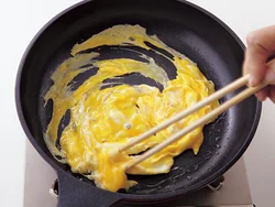 いり卵はスパゲッティと混ぜるときにほぐすので、いる際は菜箸で大きく混ぜる程度でＯＫ。