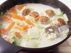 バターと小麦粉を加えてとろみをつける。混ぜ合わせておくと、小麦粉がだまになりにくい。