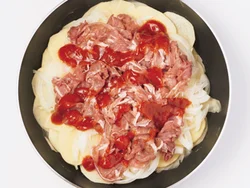 カリッと仕上げたいじゃがいもは、いちばん下に敷いて蒸し焼きに。