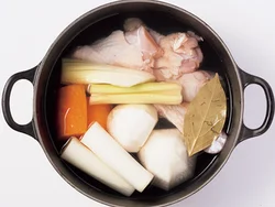 すべての具材を鍋に入れてふたをし、あとは煮るだけ。