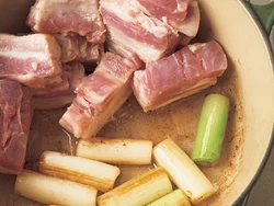 焼きつけてうまみを出して