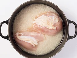 とり肉は大きいままだと火がまわりにくいので、切ってからのせて。