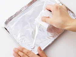 事前に受け皿にアルミホイルを敷き、油を薄くぬる。油がたまっていると、加熱時にはねて危険なので注意して。