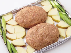 じゃがいも、アスパラガスをハンバーグだねの周囲に置く。肉汁を吸うので、味つけいらずでおいしく仕上がる。