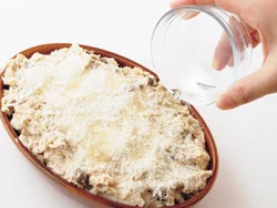 パン粉をふってから、サラダ油を全体にかける。こうすることで、焼くときに焦げ過ぎるのを防ぎ、ソース全体がしっかり温まる。