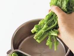 鍋に湯を沸かして塩を入れ、茎からゆでる。約30秒後に穂先を加えてさらに約30秒ゆでる。ざるに上げて湯をきり、さます。水けを絞り、しょうゆ少々をふる。しょうゆの塩けで水分が出てくるので、さらにしっかりと絞る。