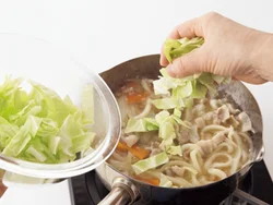 キャベツは食感を残すために、最後に加えて短時間加熱する。程よいシャキシャキ感となる。
