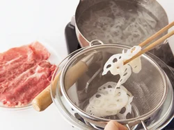 菜の花をゆでたら、湯を替えてれんこん、牛肉の順に同じ湯でゆでる。１つの鍋ですむ。