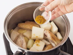 カレー粉はだし汁を入れる前に加え、香りを出す。加熱し過ぎるとカレー粉から苦みが出るので注意。