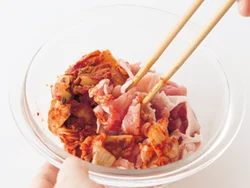 豚肉は炒める前にキムチと合わせておくと、しっかりと味がつく。