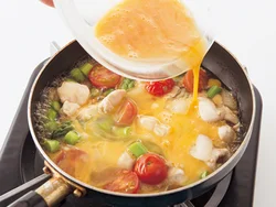 煮汁が充分煮立ったところに溶き卵を流し入れると、ふわっと仕上がる。温度が低いとかたくなる。