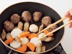 ミートボールをフライパンの端に寄せ、野菜を炒める。肉のうまみも野菜に移っておいしい。