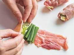 豚肉にキャベツと万能ねぎをのせ、少しきつめに肉を巻く。代謝アップ食材の万能ねぎもたっぷり食べられる。