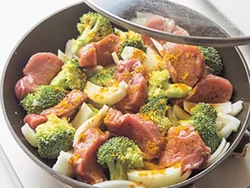 肉と野菜にカレー粉をふり、油は少なめに加えて蒸し焼きにすれば、ヘルシーおかずのでき上がり。