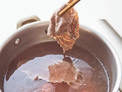 牛肉は湯に１枚ずつ加えてさっとゆでて、脂を落とす。湯は沸騰させず、ふつふつするくらいにしておくと肉がかたくならない。