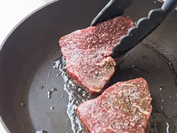 にんにくを揚げ焼きにした油で肉を焼けば、にんにく風味に。にんにくチップと一緒に食べて代謝アップ。