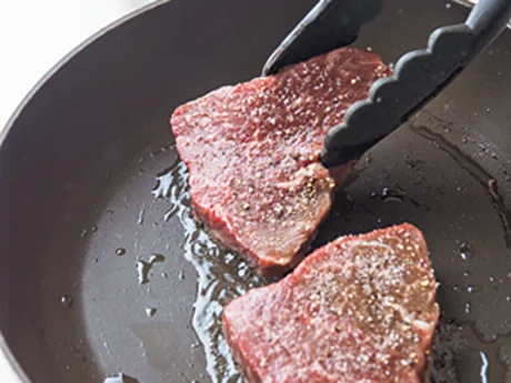 にんにくを揚げ焼きにした油で肉を焼けば、にんにく風味に。にんにくチップと一緒に食べて代謝アップ。