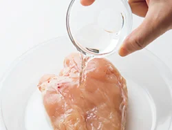 とり肉に酒や塩をふって電子レンジで加熱。油を使わないので、ヘルシーに仕上がる。