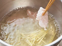 しょうがを入れただし汁にささ身や豆腐を加えて煮る。しょうがエキスたっぷりの煮汁で代謝アップ。