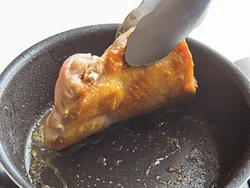 とり肉はフライパンを温めずに皮目を下にして入れて火にかけ、皮をパリパリにする。余分な脂が出てヘルシー。