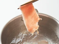 豚肉は１枚ずつゆでるとうまみが流れ出ない。ゆでることで余分な脂もカットできる。
