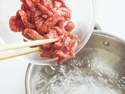 牛肉にオイスターソースをもみ込んでゆでると、ゆでても味が抜けにくい。ゆでることで余分な脂も落とせる。