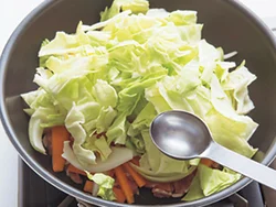 フライパンに水を少し入れ、肉と野菜を入れたらさらに水を加えて蒸し炒め。これなら油を加えなくてもOK。