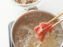 牛肉はさっとゆでて余分な脂を落とし、いったんざるにあけてから、野菜などと煮込む。アクも出にくくなる。